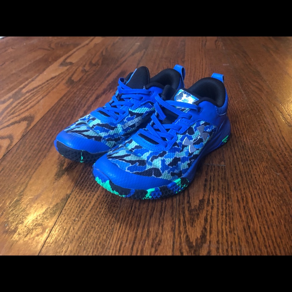 Multi color blue under armor sneakers. Elastic laces for easy slide on